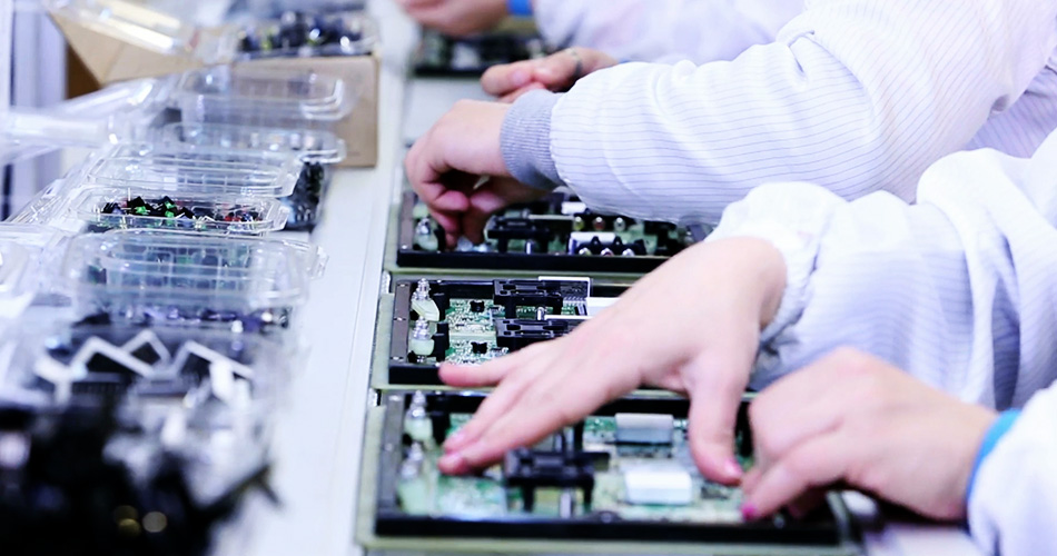 So sánh chế biến PCBA và sản xuất truyền thống